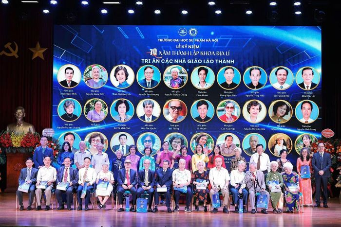 Trường đại học Sư phạm Hà Nội tri ân các nhà giáo lão thành. (Ảnh: LÊ ĐÔNG)