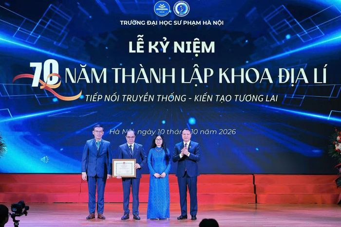 Phó Giáo sư, Tiến sĩ Nguyễn Đức Sơn, Bí thư Đảng ủy, Hiệu trưởng Trường đại học Sư phạm Hà Nội trao giấy khen cho tập thể Khoa Địa lý. (Ảnh: LÊ ĐÔNG)