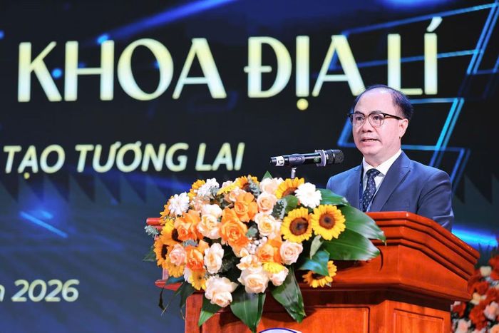 Phó Giáo sư, Tiến sĩ Nguyễn Quyết Chiến, Bí thư Đảng ủy, Trưởng Khoa Địa lý, Trường đại học Sư phạm Hà Nội trình bày diễn văn khai mạc. (Ảnh: LÊ ĐÔNG)