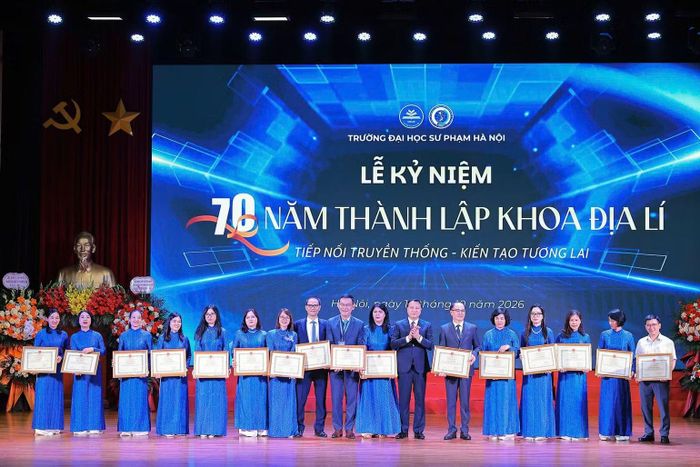  Tập thể, cá nhân Khoa Địa lý, Trường đại học Sư phạm Hà Nội được vinh danh, khen thưởng. ﻿(Ảnh: LÊ ĐÔNG) 