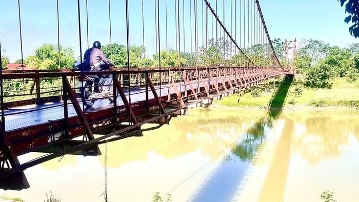Một số hạng mục cầu Đồng Liên có biểu hiện xuống cấp. (Ảnh: THẾ BÌNH)