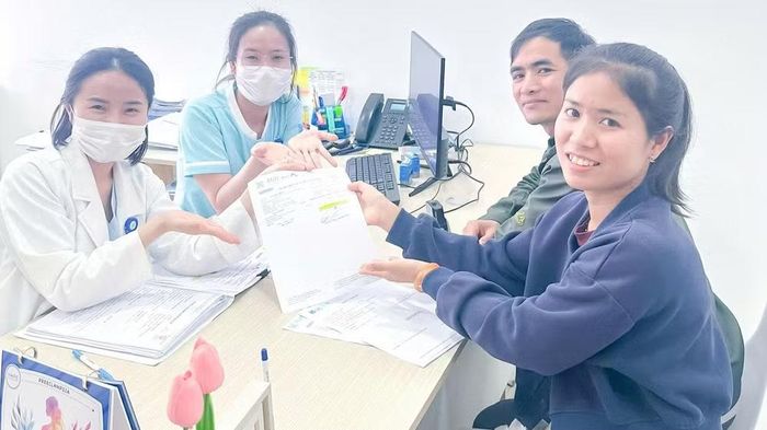 Gia đình chị H'Nhoen Kđơk đón nhận tin vui từ bác sĩ Phan Thị Thanh Thảo. (Ảnh: CTV)