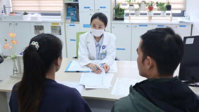 Các bác sĩ tại Đơn vị Hỗ trợ sinh sản IVFMD Buôn Ma Thuột tư vấn cho các cặp vợ chồng hiếm muộn tham gia chương trình "Ươm mầm hạnh phúc". (Ảnh: CTV)