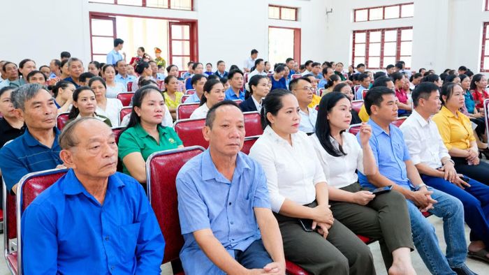 Cử tri xã Hưng Nguyên Nam tham dự hội nghị. (Ảnh: BP)