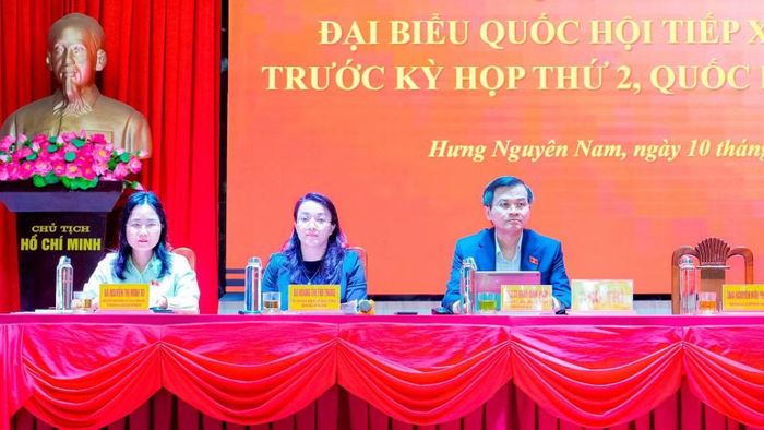 Đồng chí Đoàn Minh Huấn và các đại biểu Quốc hội tại buổi tiếp xúc cử tri. (Ảnh: BP)