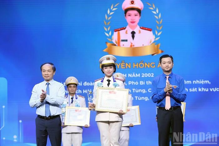 Đại diện Ban tổ chức trao Bằng khen của Trung ương Hội Liên hiệp thanh niên Việt Nam tặng các cá nhân tiêu biểu. (Ảnh: HẢI LÂM)