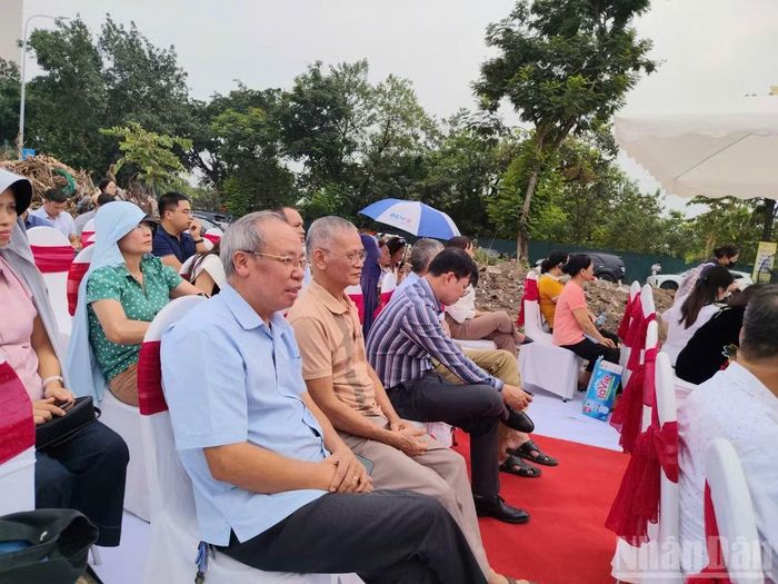 Ông Nguyễn Đình Minh, Tổ trưởng tổ dân phố số 17, phường Hoàng Liệt (Hà Nội) cùng nhân dân phường Hoàng Liệt vui mừng khi khu đất bỏ hoang, tiềm ẩn nhiều vấn đề tệ nạn nay được khởi công thành công viên.