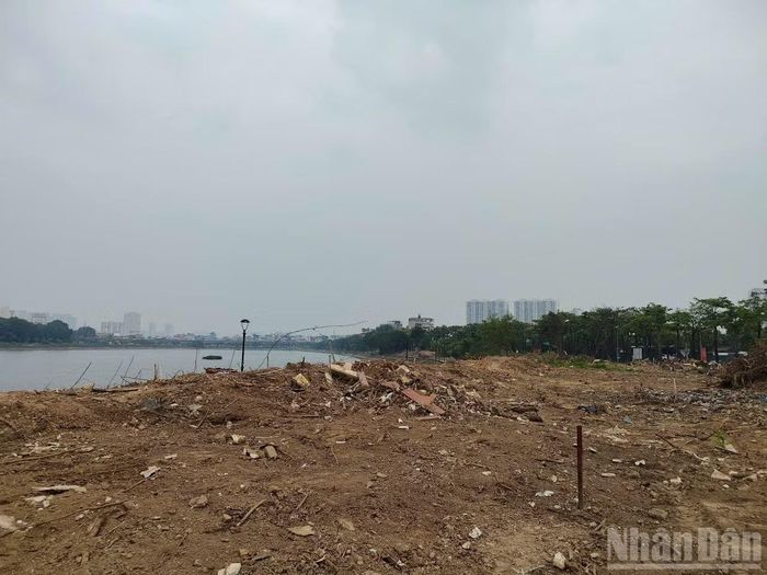 Người dân phường Hoàng Liệt vui mừng khi khu đất bỏ hoang được cải tạo thành công viên cây xanh.