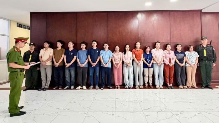 Cơ quan chức năng làm việc với các đối tượng. (Ảnh: Công an cung cấp)
