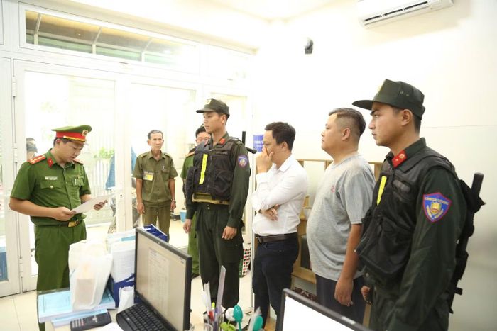 Cơ quan chức năng làm việc với các đối tượng tại trụ sở công ty. (Ảnh: Công an cung cấp)