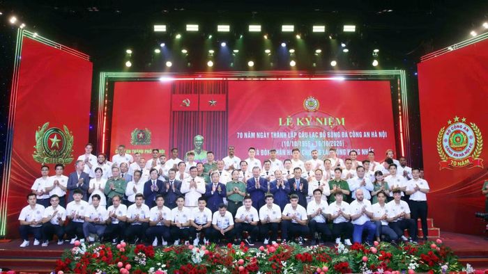 Tổng Bí thư, Chủ tịch nước Tô Lâm và các đồng chí lãnh đạo chụp ảnh kỷ niệm cùng Câu lạc bộ bóng đá Công an Hà Nội. (Ảnh: TTXVN)