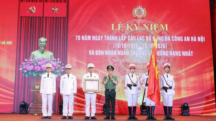 Bộ trưởng Công an, Đại tướng Lương Tam Quang trao Huân chương Lao động hạng Nhất tặng Câu lạc bộ Bóng đá Công an Hà Nội. (Ảnh: TTXVN)