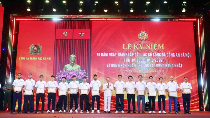 Giám đốc Công an thành phố Hà Nội, Trung tướng Nguyễn Thanh Tùng trao giấy khen tặng các cầu thủ Câu lạc bộ Bóng đá Công an Hà Nội. (Ảnh: TTXVN)