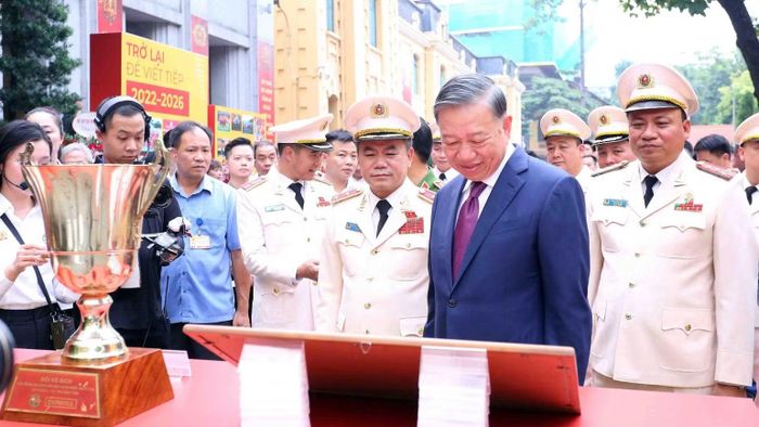 Tổng Bí thư, Chủ tịch nước Tô Lâm tham quan Triển lãm "70 năm - Hào hoa và Bản lĩnh". (Ảnh: TTXVN)