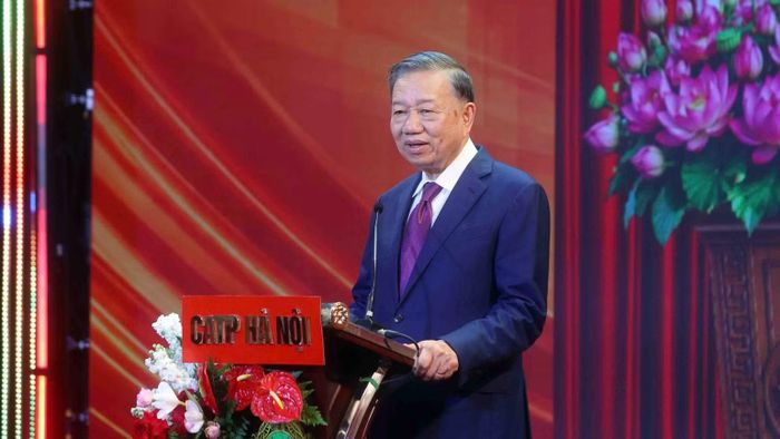 Tổng Bí thư, Chủ tịch nước Tô Lâm phát biểu động viên các thế hệ cán bộ, huấn luyện viên, vận động viên của Câu lạc bộ bóng đá Công an Hà Nội. (Ảnh: TTXVN)