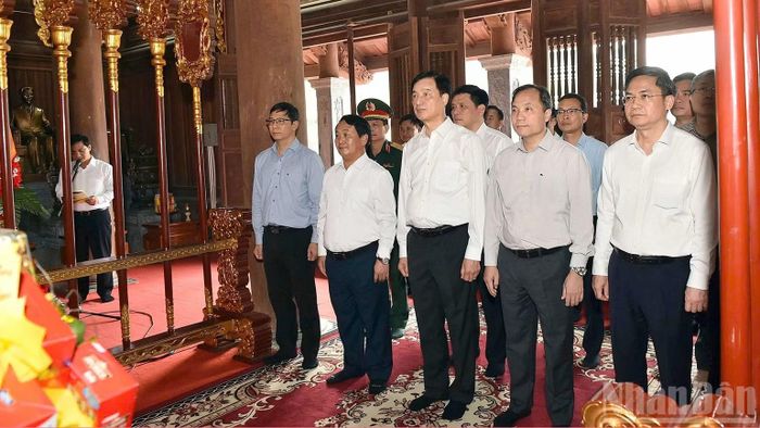 Đoàn công tác dâng hương tại Khu tưởng niệm Chủ tịch Hồ Chí Minh và các vị tiền bối cách mạng. (Ảnh: ĐỨC THẲNG)