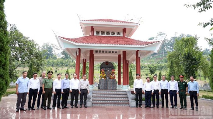 Đồng chí Nguyễn Duy Ngọc cùng Đoàn công tác và lãnh đạo tỉnh Tuyên Quang chụp ảnh lưu niệm tại Di tích Ban Tổ chức Trung ương. (Ảnh: ĐỨC THẲNG)
