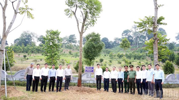 Đồng chí Nguyễn Duy Ngọc cùng Đoàn công tác và lãnh đạo tỉnh Tuyên Quang chụp ảnh lưu niệm tại khuôn viên Di tích Ban Tổ chức Trung ương. (Ảnh: ĐỨC THẲNG)