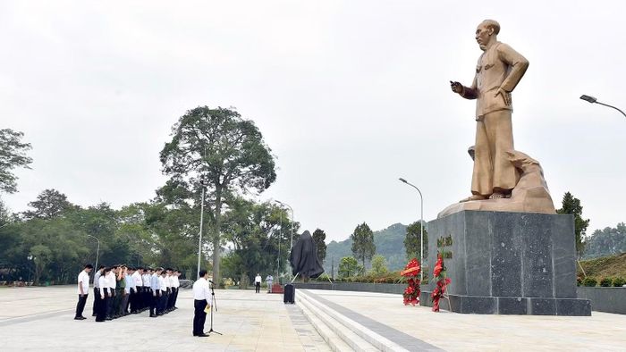 Đoàn công tác dâng hoa tại Tượng đài Bác Hồ ở Tân Trào. (Ảnh: ĐỨC THẲNG)
