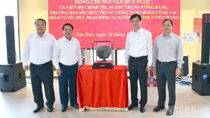 Các đồng chí lãnh đạo tỉnh Tuyên Quang tặng Đoàn công tác sản phẩm chè đặc sản Tuyên Quang. (Ảnh: ĐỨC THẲNG)