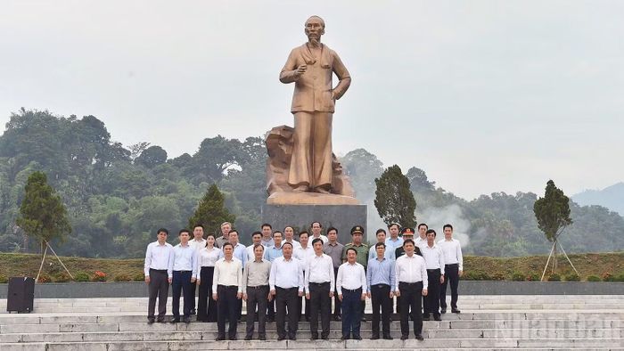 Đoàn công tác chụp ảnh lưu niệm tại Tượng đài Bác Hồ ở Tân Trào. (Ảnh: ĐỨC THẲNG)
