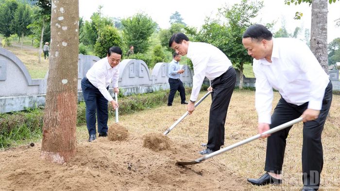 Đồng chí Nguyễn Duy Ngọc cùng các đồng chí lãnh đạo tỉnh Tuyên Quang trồng cây lưu niệm trong khuôn viên Di tích Ban Tổ chức Trung ương. (Ảnh: ĐỨC THẲNG)