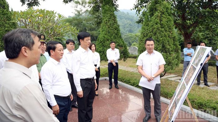 Đồng chí Nguyễn Duy Ngọc cùng Đoàn công tác trao đổi phương án cải tạo Di tích Ban Tổ chức Trung ương. (Ảnh: ĐỨC THẲNG)