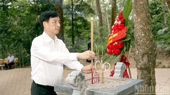 Đồng chí Nguyễn Duy Ngọc dâng hương tưởng nhớ Chủ tịch Hồ Chí Minh tại Lán Nà Nưa. (Ảnh: ĐỨC THẲNG)