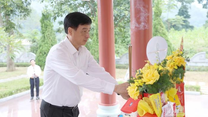 Đồng chí Nguyễn Duy Ngọc dâng hương tại Di tích Ban Tổ chức Trung ương. (Ảnh: ĐỨC THẲNG)