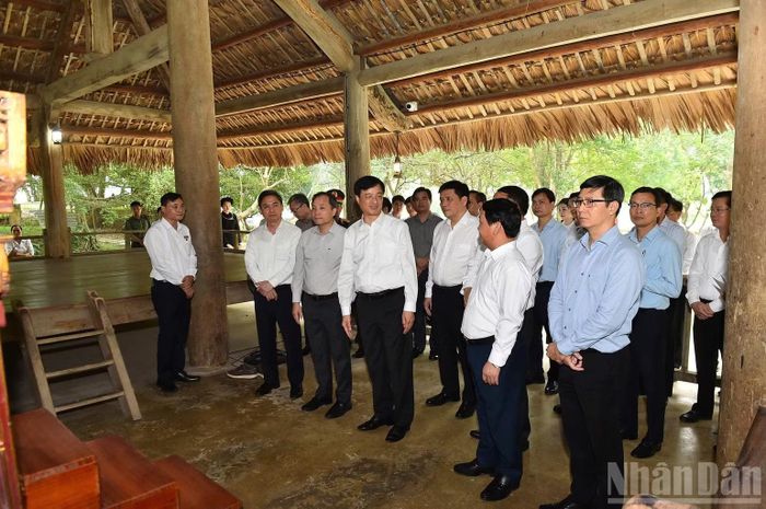Đoàn công tác tại Đình Tân Trào. (Ảnh: ĐỨC THẲNG)