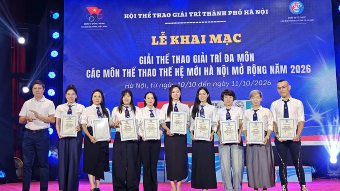 Trao chứng nhận tham gia tập huấn trọng tài tại giải đấu. (Ảnh: NAM SƯƠNG)