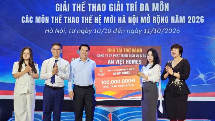 Bà Đỗ Thị Sen - Giám Đốc nhân sự; Công ty cổ phần Phát triển dịch vụ và Địa ốc An Việt Homes trao 100 triệu đồng tài trợ tổ chức giải đấu. (Ảnh: NAM SƯƠNG)