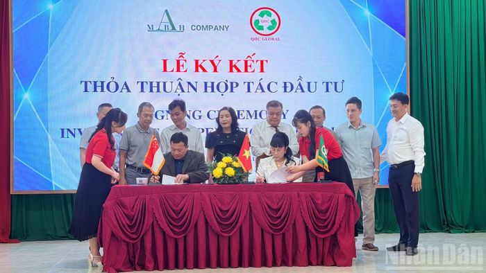 Công ty cổ phần Tập đoàn QHC ký với quỹ AMBH (Công ty AMBH Holding PTE LTD). (Ảnh: THANH HẢI)