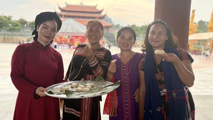 Giao lưu, trải nghiệm làm bánh dày. (Ảnh: BTC)