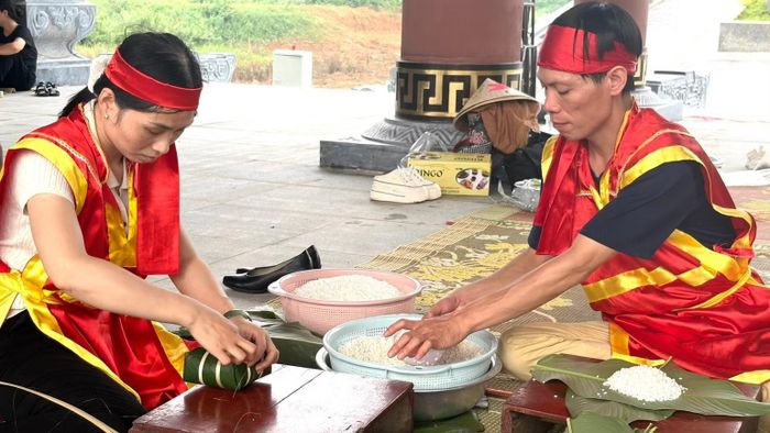 trình diễn gói bánh chưng tại sự kiện “Cội nguồn di sản giữa lòng Thủ đô”. (Ảnh: BTC)