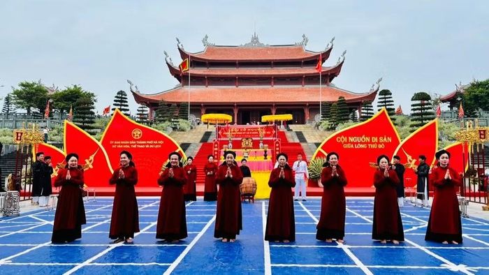 Các nghệ nhân tỉnh Phú Thọ Trình diễn hát Xoan tại sự kiện “Cội nguồn di sản giữa lòng Thủ đô”. (Ảnh: BTC)