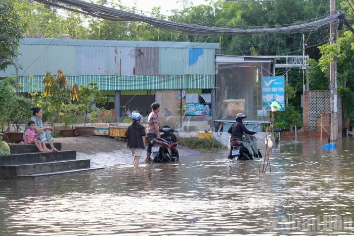 Từ 16 giờ, mực nước bắt đầu tràn lên mặt đường, gây chết máy hàng loạt phương tiện. Người dân phải chật vật lội nước để di chuyển, nhiều đoạn trên đường Nguyễn Bình ngập sâu đến nửa mét.