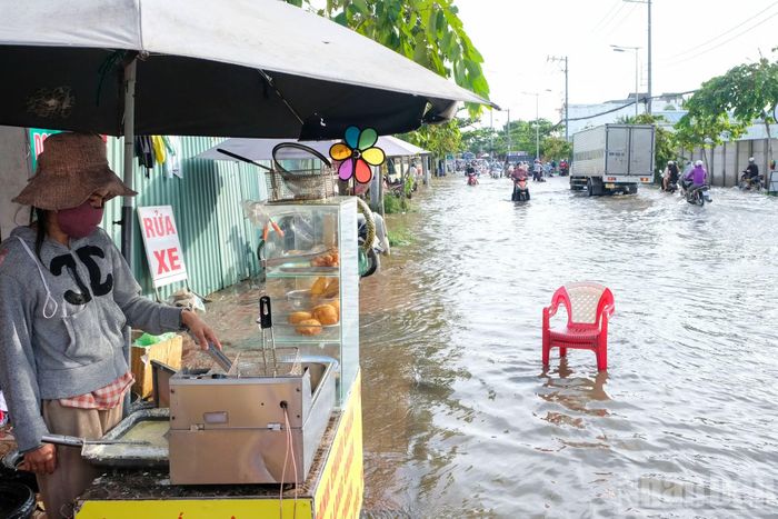 Người dân buôn bán khó khăn khi triều cường đạt đỉnh.