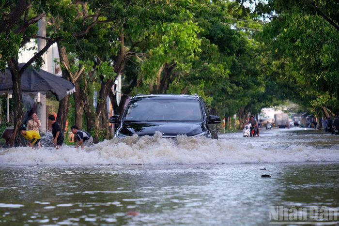  Chiều 10/10, nhiều tuyến đường ở Thành phố Hồ Chí Minh ngập sâu do ảnh hưởng của triều cường﻿ dâng cao, gây khó khăn nghiêm trọng cho việc đi lại và sinh hoạt của người dân. 
