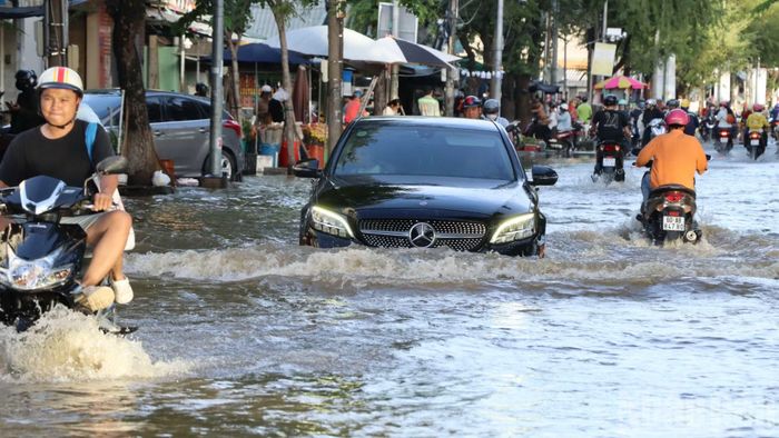 Triều cường gây ngập sâu trên đường Nguyễn Văn Trị.