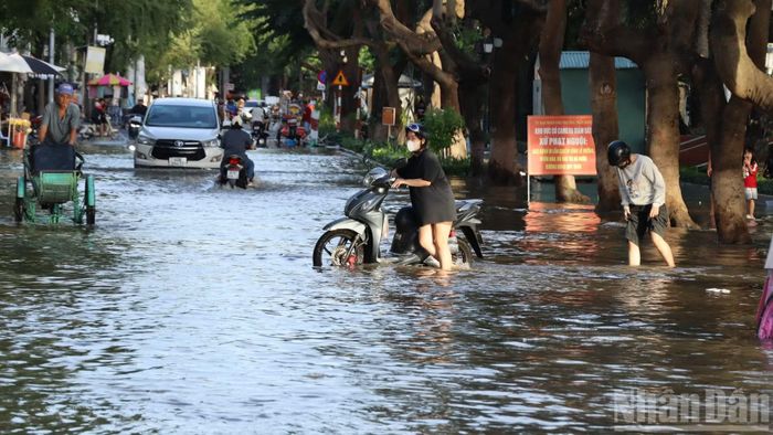 Các phương tiện khó khăn khi lưu thông qua khu vực ngập nước.
