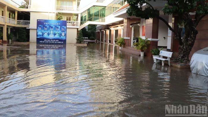 Nước dâng cao vào bên trong sân trụ sở Viễn thông Đồng Nai.