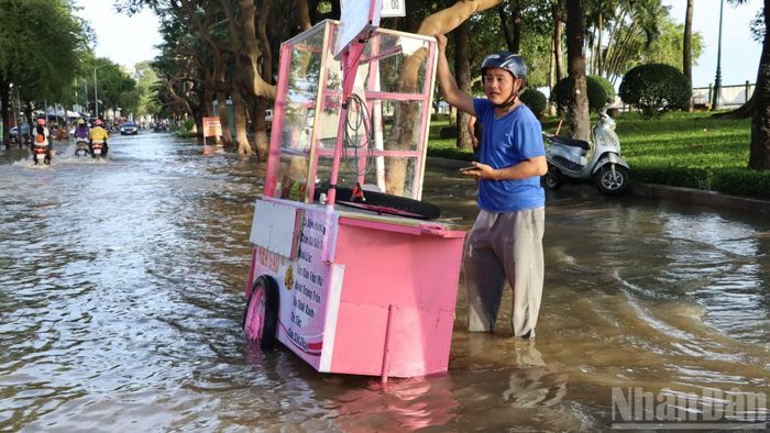 Nhiều hộ buôn bán tự phát trên đường Nguyễn Văn Trị ngưng kinh doanh do ngập.