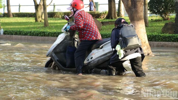 Xe ngập nước chết máy buộc phải đẩy khi qua khu vực triều cường sông Đồng Nai dâng cao trên đường Nguyễn Văn Trị.