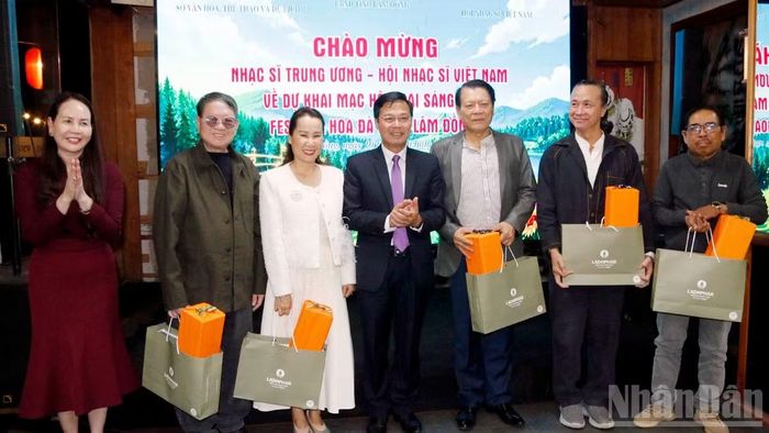 Lãnh đạo tỉnh Lâm Đồng và Sở Văn hóa, Thể thao và Du lịch chào mừng các nhạc sĩ tham gia Hội trại sáng tác âm nhạc Festival Hoa Đà Lạt-Lâm Đồng. (Ảnh: BẢO VĂN)