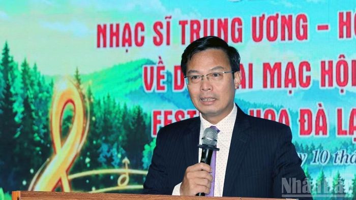 Phó Chủ tịch Ủy ban nhân dân tỉnh Lâm Đồng Đinh Văn Tuấn mong muốn, những tác phẩm từ Hội trại lần này sẽ góp phần lan tỏa nét đẹp vùng đất, con người Đà Lạt-Lâm Đồng đến với bạn bè trong nước và quốc tế. (Ảnh: BẢO VĂN)