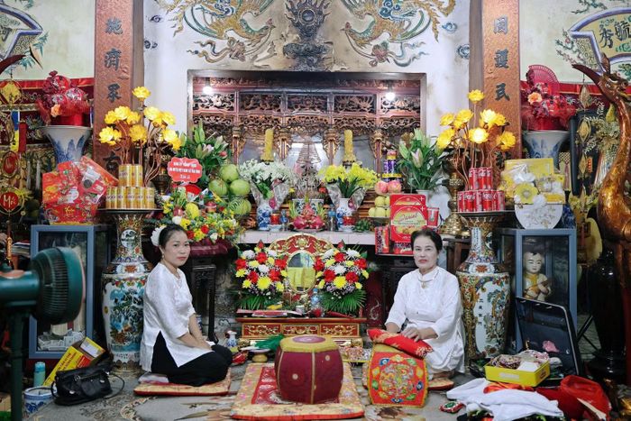 Các nghệ nhân dân gian chuẩn bị cho một giá hầu đồng tại phủ Ứng Thiên.