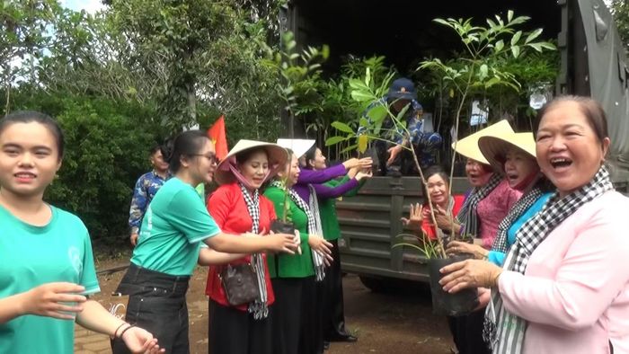 Hội Liên hiệp phụ nữ Thành phố Hồ Chí Minh trao cây giống tặng Vùng 4 Hải quân. (Ảnh: THÀNH VŨ)