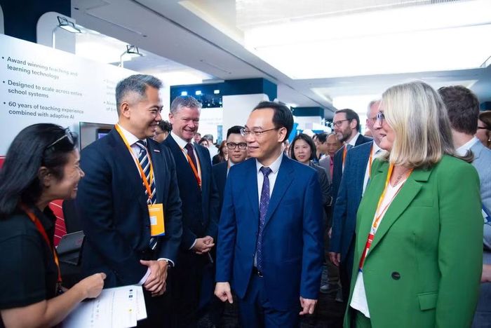 Một trong 4 ưu tiên của giáo dục Việt Nam trong quá trình chuyển đổi số là đẩy mạnh hợp tác quốc tế. Trong ảnh: Bộ trưởng Giáo dục và Đào tạo Hoàng Minh Sơn cùng các đại biểu tại Triển lãm Giáo dục và công nghệ giáo dục. (Ảnh: NGUYỄN MẠNH)