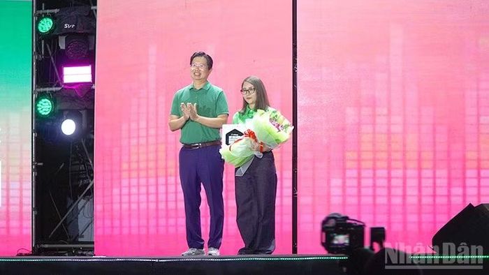Phó Chủ tịch Ủy ban nhân dân tỉnh Đồng Tháp Huỳnh Minh Tuấn trao hoa, biểu trưng tặng đơn vị đồng hành. (Ảnh: HỮU NGHĨA)